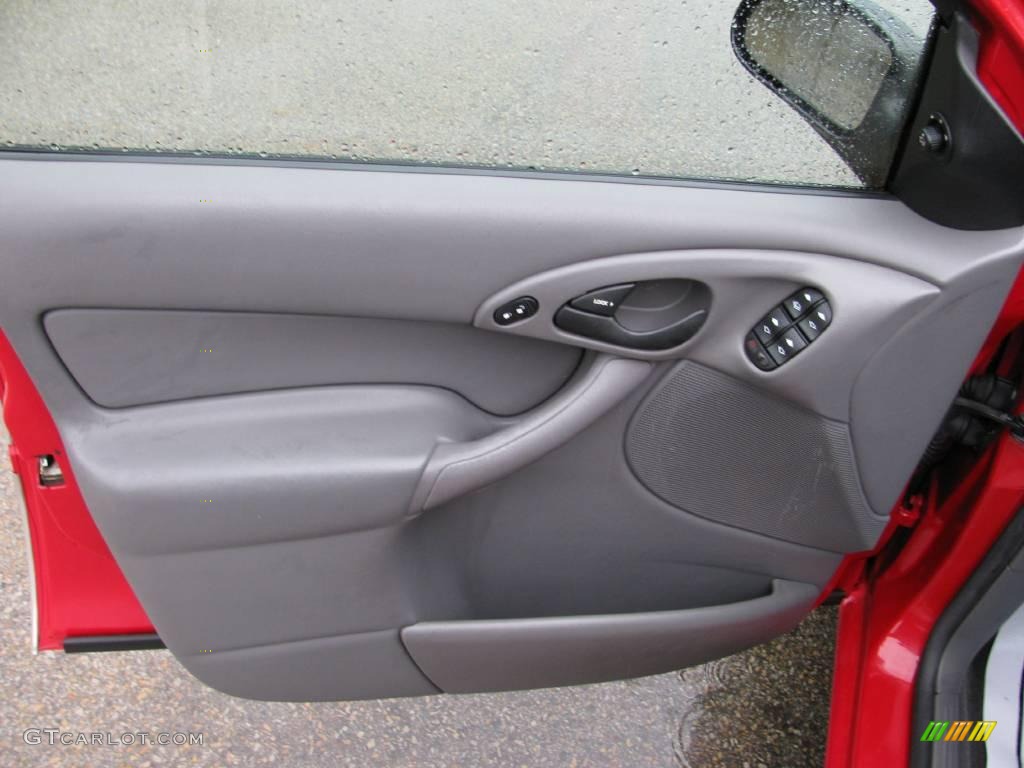 2003 Focus SE Sedan - Infra-Red / Medium Graphite photo #13