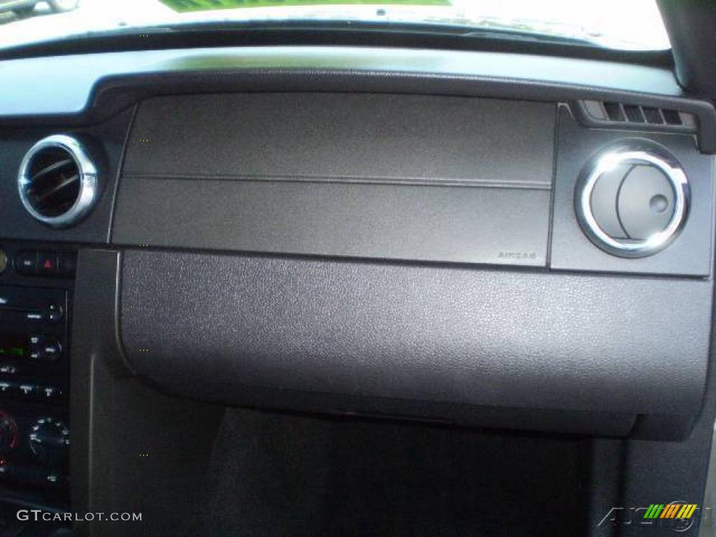 2005 Mustang V6 Premium Coupe - Mineral Grey Metallic / Dark Charcoal photo #24