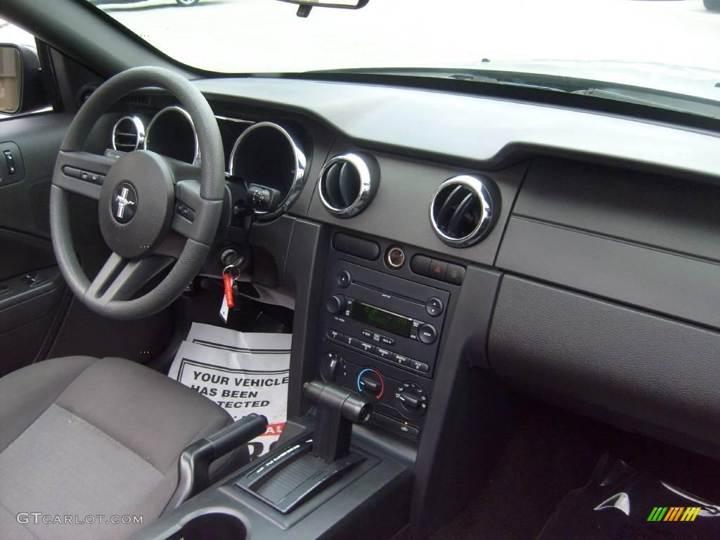2007 Mustang V6 Deluxe Convertible - Satin Silver Metallic / Dark Charcoal photo #19