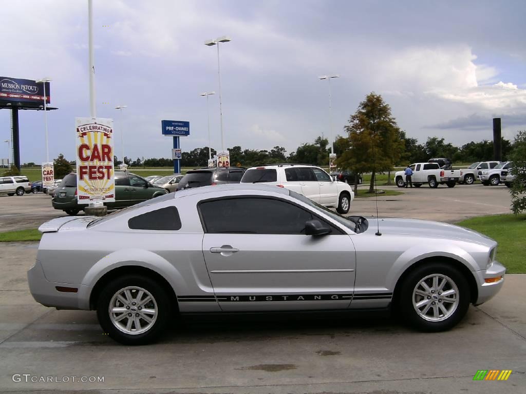 2007 Mustang V6 Premium Coupe - Satin Silver Metallic / Light Graphite photo #4