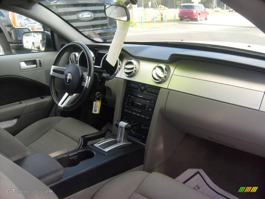 2006 Mustang V6 Premium Coupe - Performance White / Light Graphite photo #17