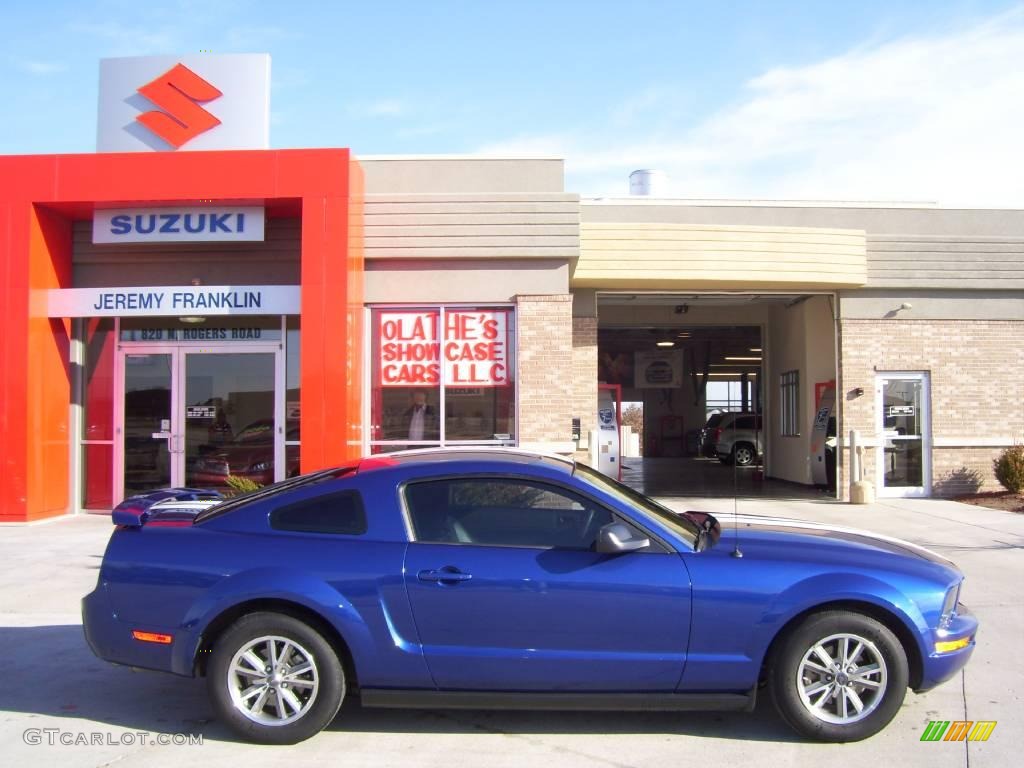 2005 Mustang V6 Deluxe Coupe - Sonic Blue Metallic / Dark Charcoal photo #2