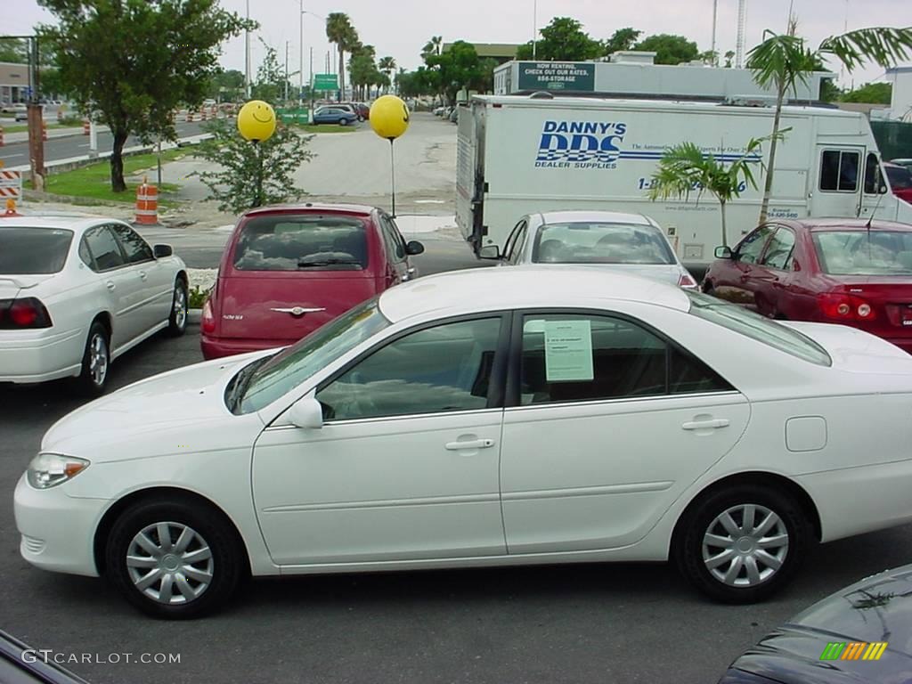2006 Camry LE - Super White / Stone Gray photo #6