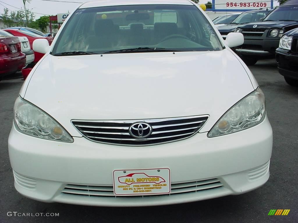 2006 Camry LE - Super White / Stone Gray photo #8
