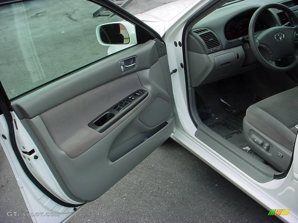 2006 Camry LE - Super White / Stone Gray photo #9