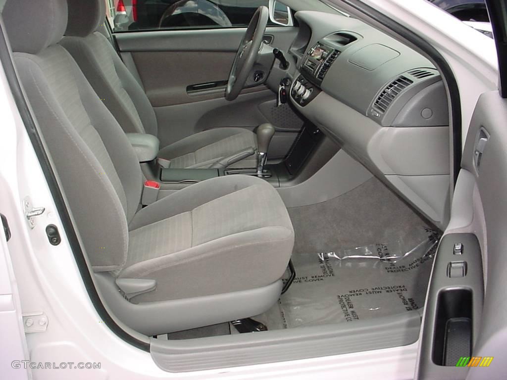 2006 Camry LE - Super White / Stone Gray photo #11