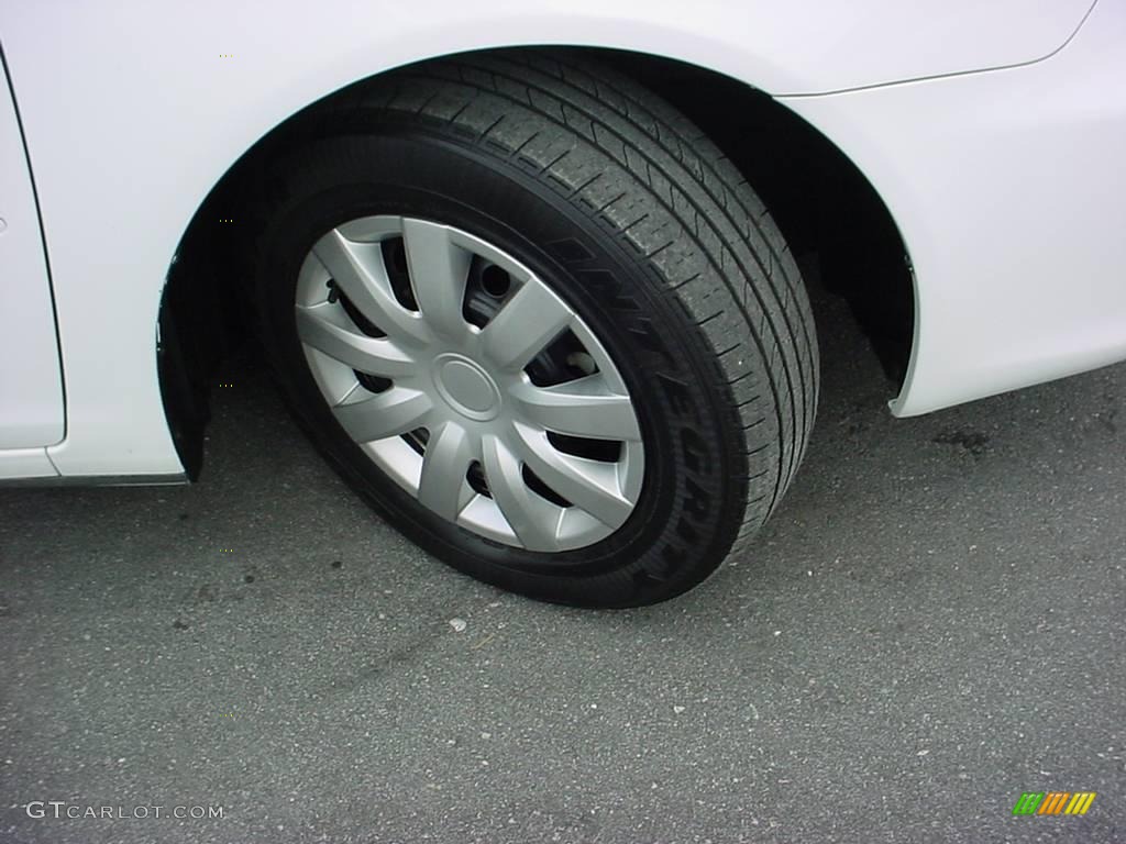 2006 Camry LE - Super White / Stone Gray photo #15