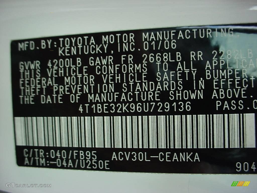 2006 Camry LE - Super White / Stone Gray photo #18