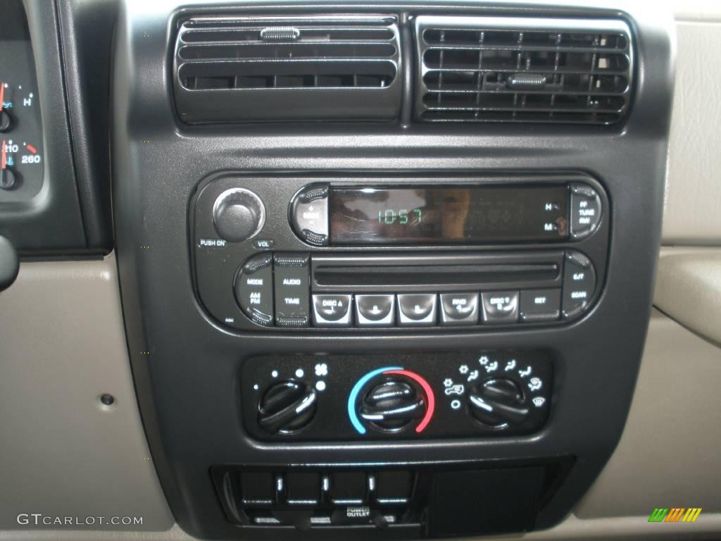 2006 Wrangler X 4x4 - Light Khaki Metallic / Khaki photo #22