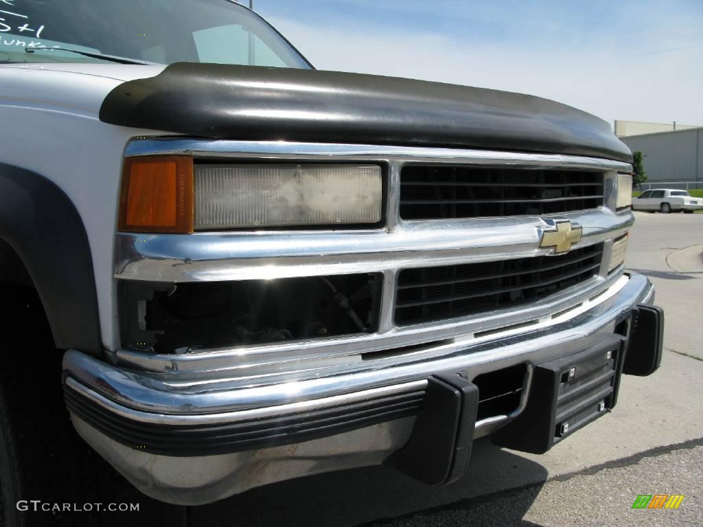 1998 C/K 3500 K3500 Cheyenne Extended Cab 4x4 - Summit White / Gray photo #21