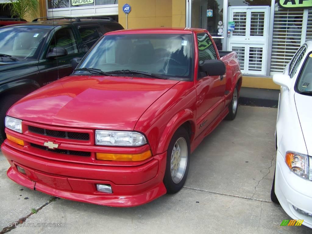 2000 S10 Xtreme Regular Cab - Victory Red / Graphite photo #1