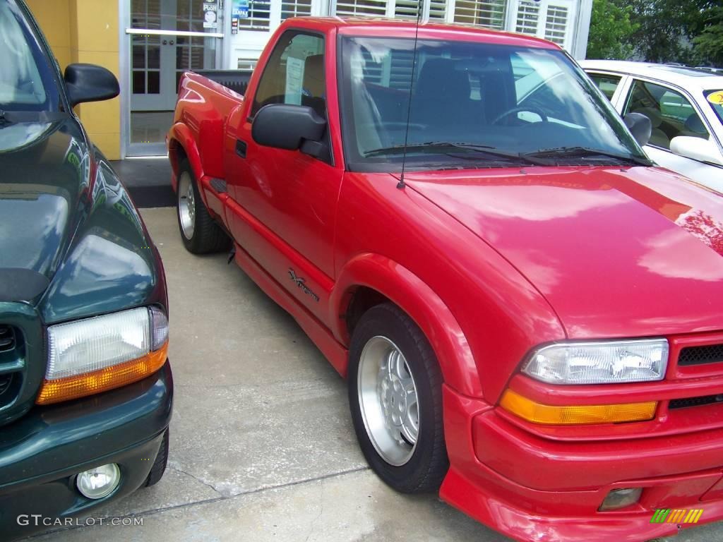 2000 S10 Xtreme Regular Cab - Victory Red / Graphite photo #2