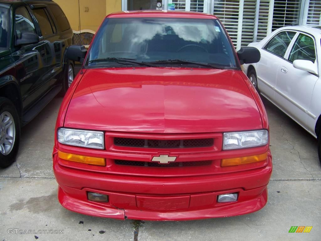 2000 S10 Xtreme Regular Cab - Victory Red / Graphite photo #3