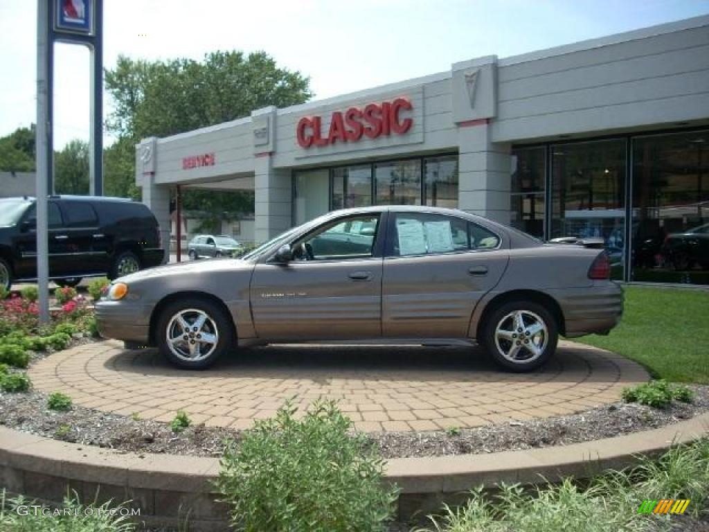 2002 Grand Am SE Sedan - Dark Bronzemist Metallic / Dark Taupe photo #1