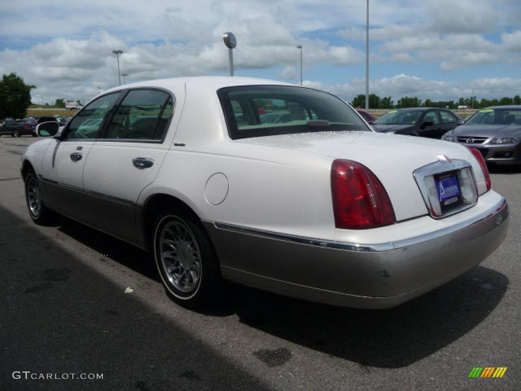 2000 Town Car Signature - White Pearlescent Tri-Coat / Light Parchment photo #8