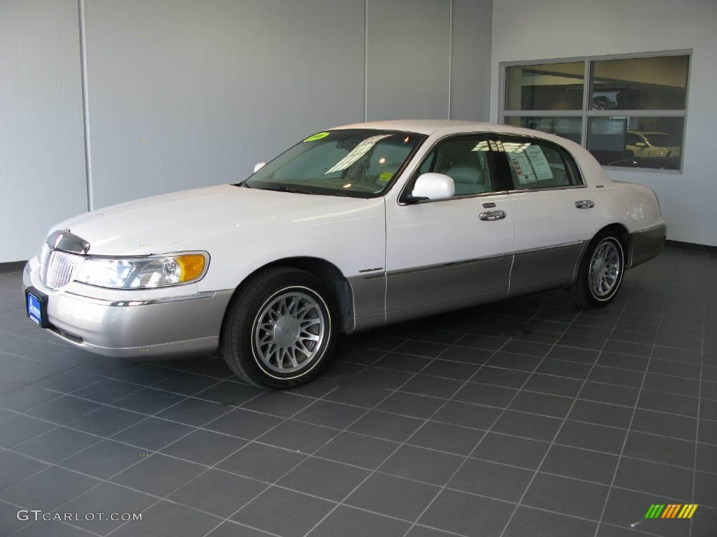 2000 Town Car Signature - White Pearlescent Tri-Coat / Light Parchment photo #17