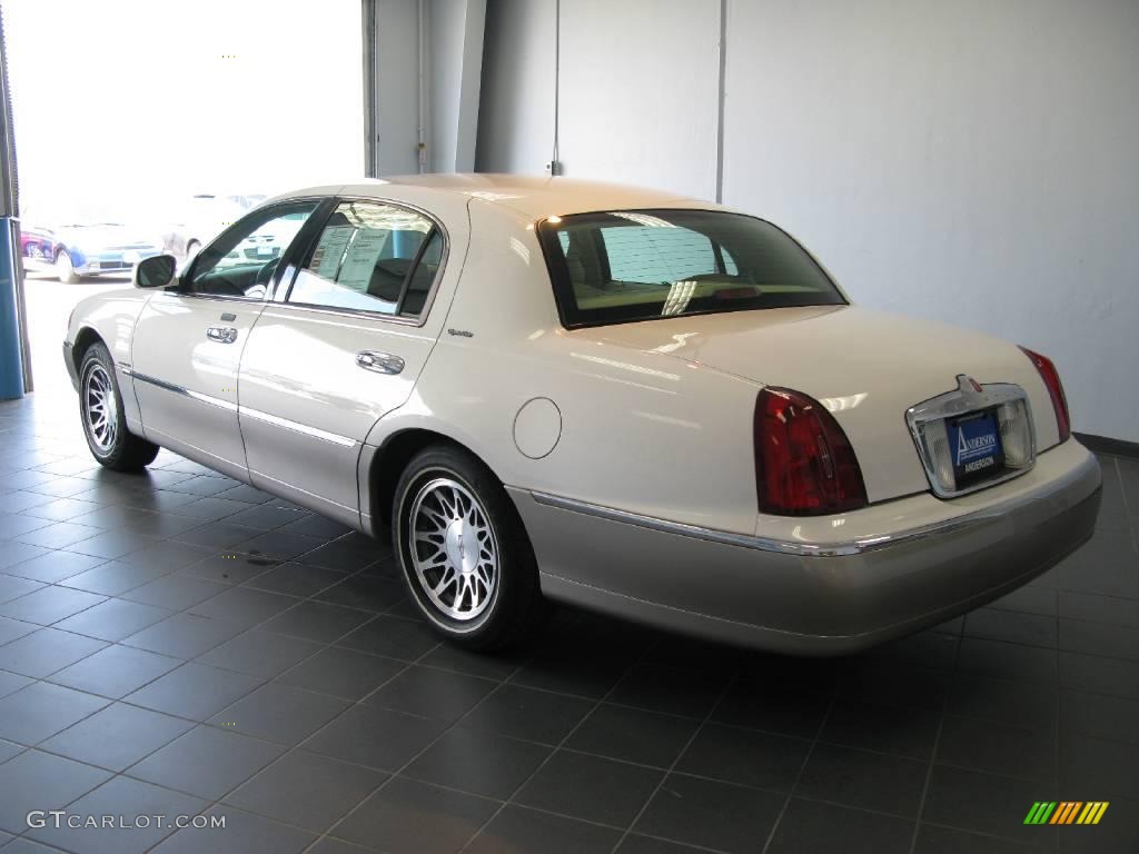 2000 Town Car Signature - White Pearlescent Tri-Coat / Light Parchment photo #22