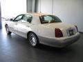 2000 White Pearlescent Tri-Coat Lincoln Town Car Signature  photo #22