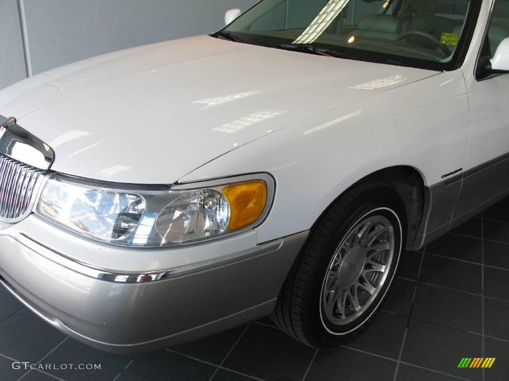 2000 Town Car Signature - White Pearlescent Tri-Coat / Light Parchment photo #23