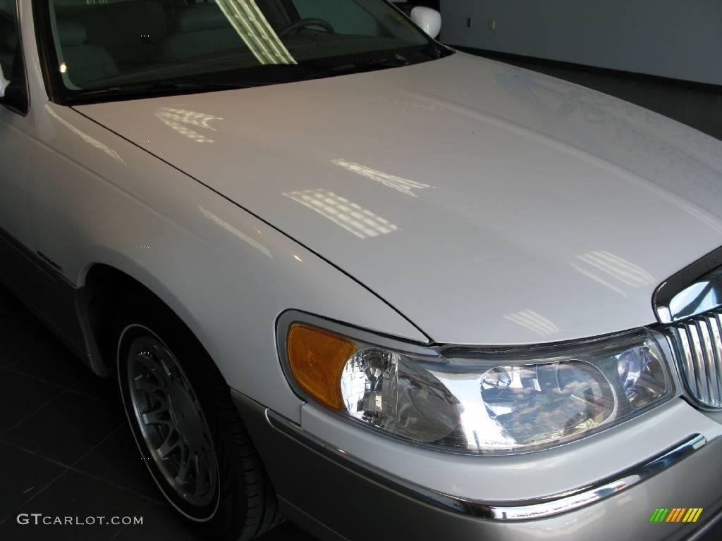 2000 Town Car Signature - White Pearlescent Tri-Coat / Light Parchment photo #24