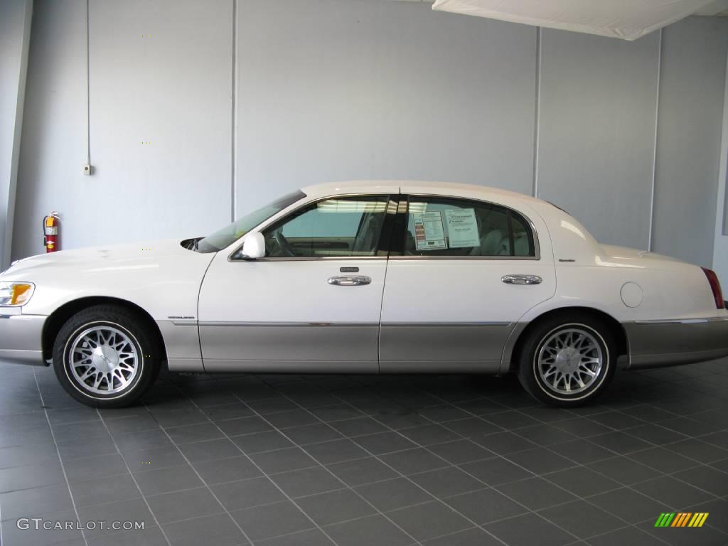 2000 Town Car Signature - White Pearlescent Tri-Coat / Light Parchment photo #29