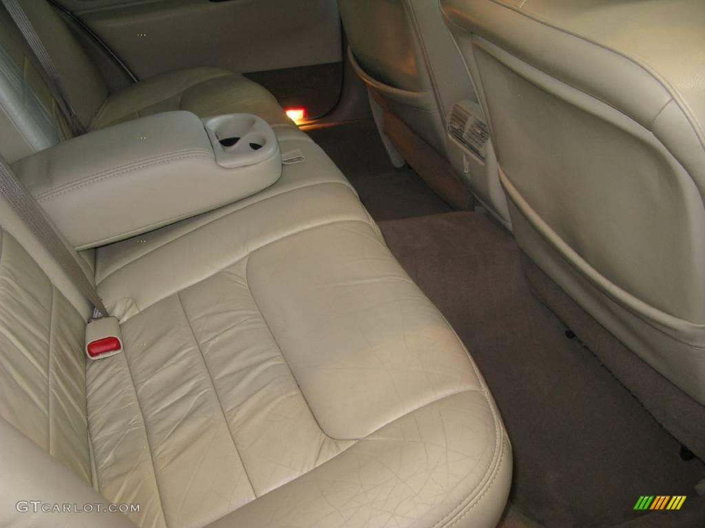 2000 Town Car Signature - White Pearlescent Tri-Coat / Light Parchment photo #44