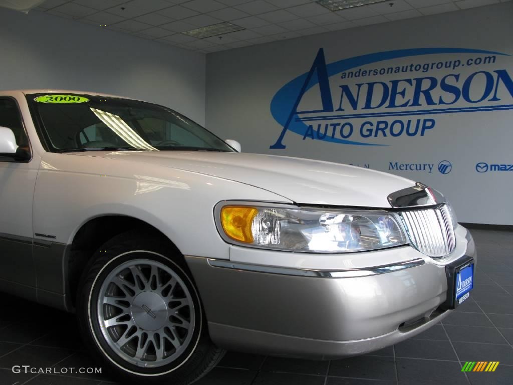 2000 Town Car Signature - White Pearlescent Tri-Coat / Light Parchment photo #52