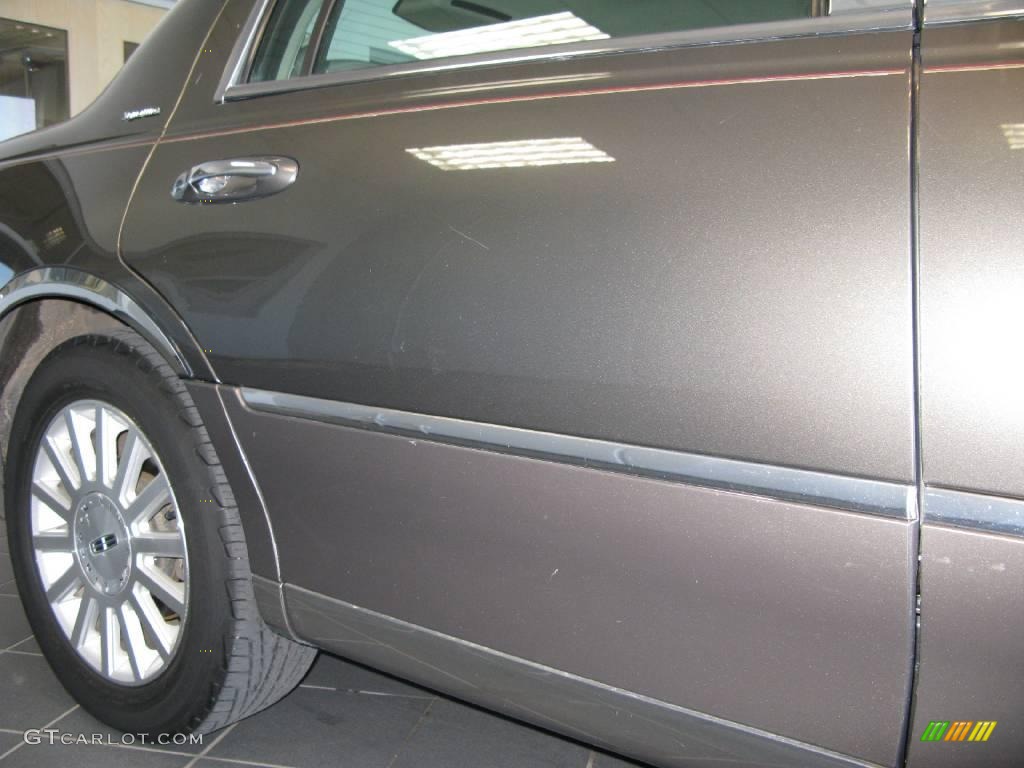 2003 Town Car Signature - Charcoal Grey Metallic / Dark Stone/Medium Light Stone photo #13