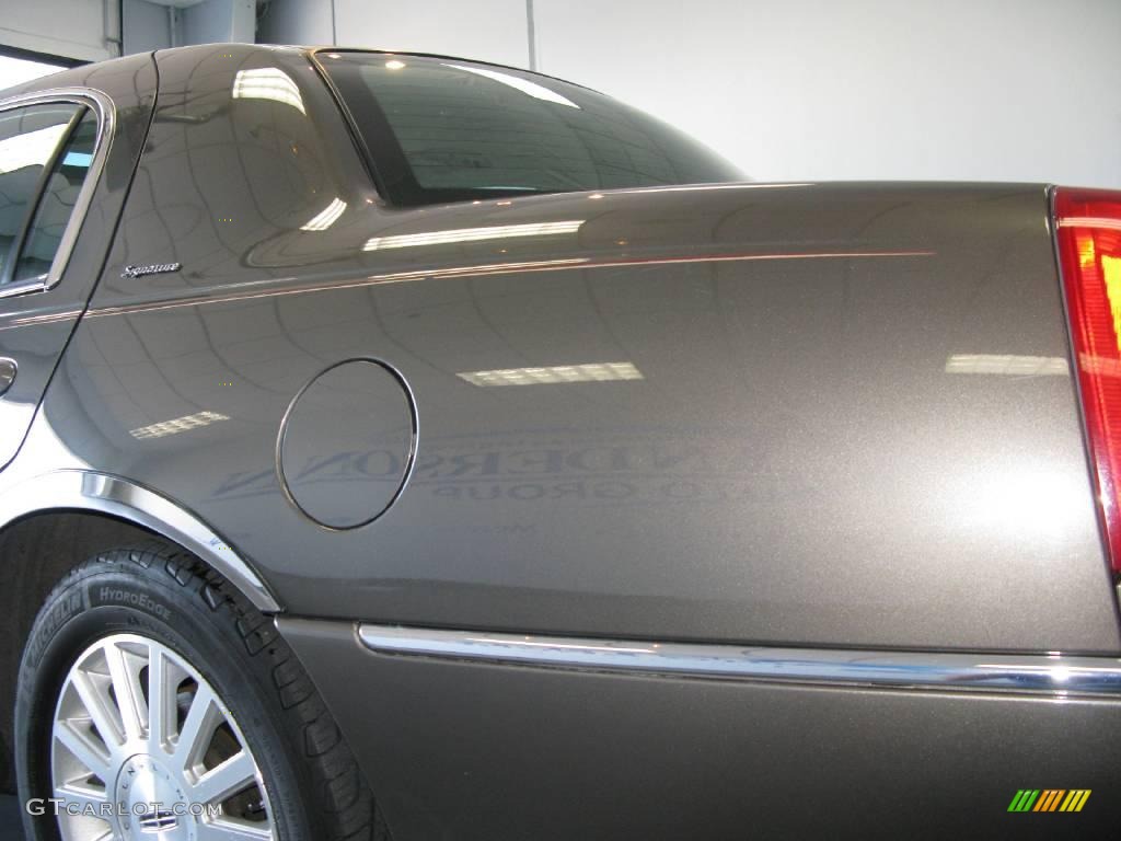 2003 Town Car Signature - Charcoal Grey Metallic / Dark Stone/Medium Light Stone photo #17