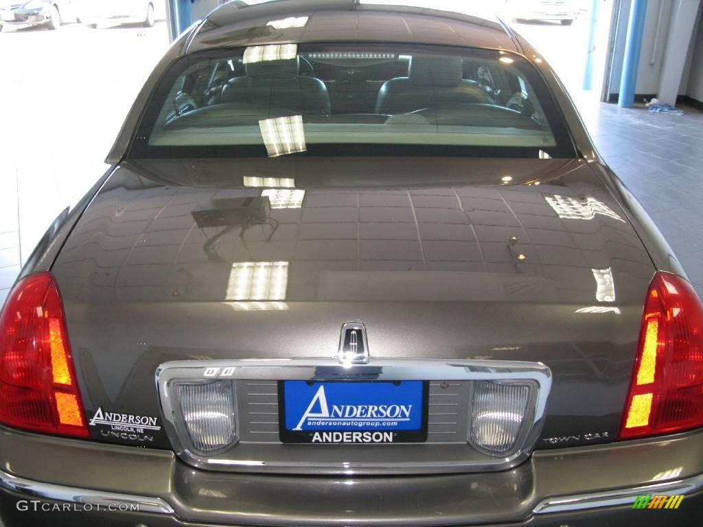 2003 Town Car Signature - Charcoal Grey Metallic / Dark Stone/Medium Light Stone photo #18