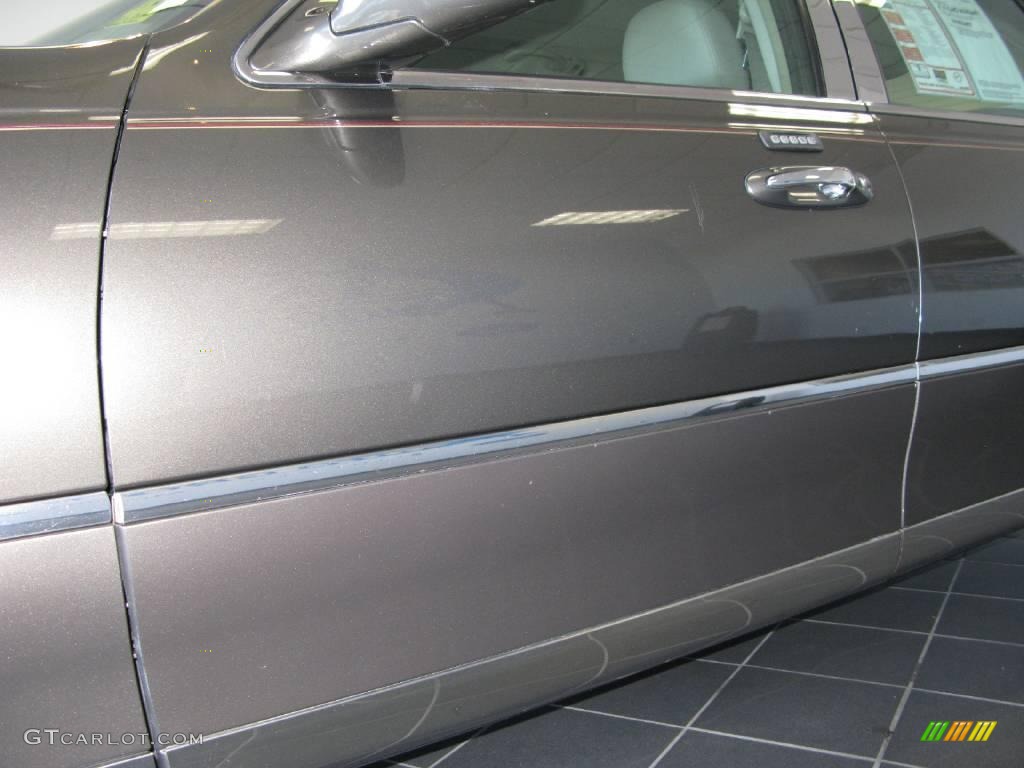 2003 Town Car Signature - Charcoal Grey Metallic / Dark Stone/Medium Light Stone photo #20