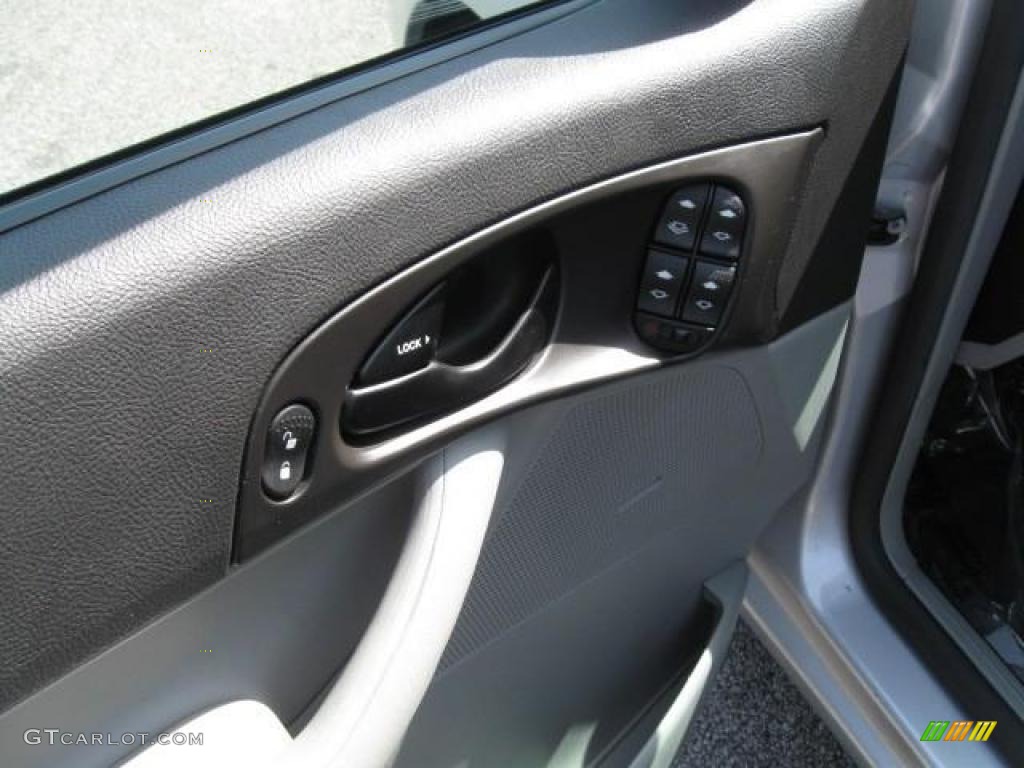 2007 Focus ZX5 SES Hatchback - CD Silver Metallic / Charcoal/Light Flint photo #22