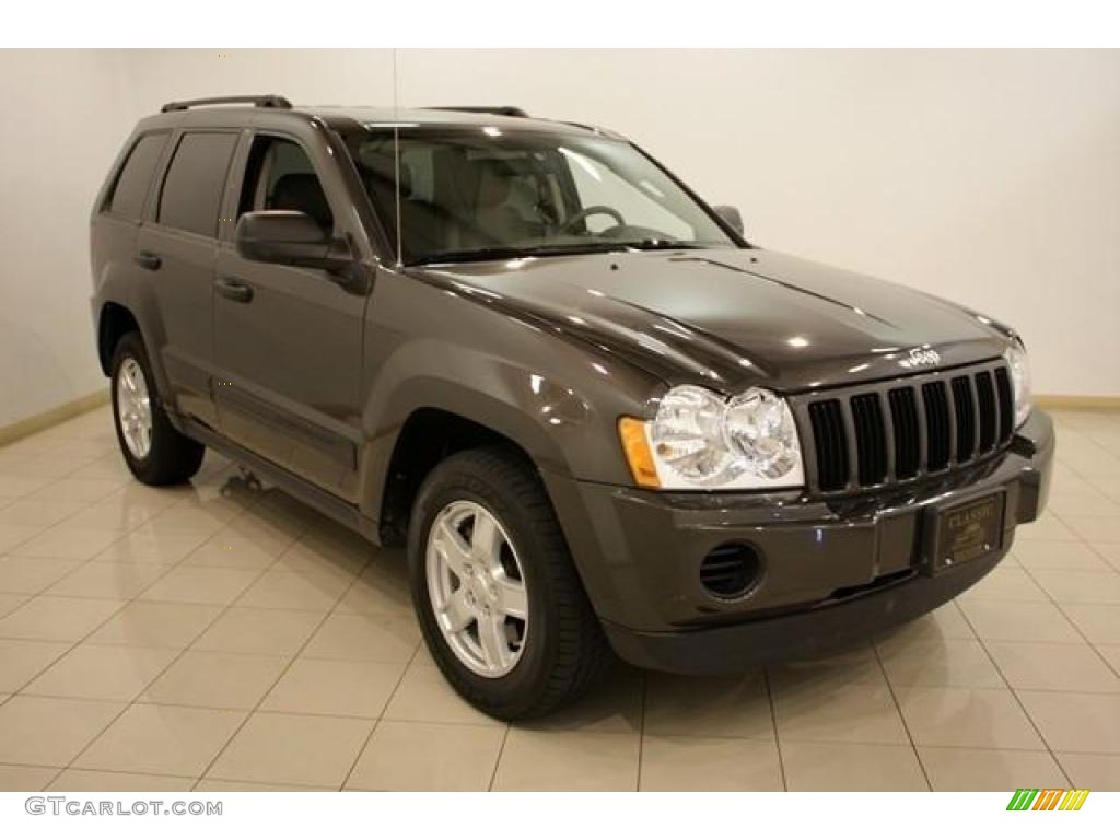 2005 Grand Cherokee Laredo 4x4 - Dark Khaki Pearl / Khaki photo #1