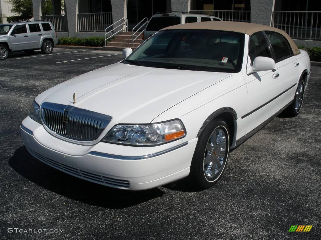 2005 Town Car Signature - Ceramic White Tri-Coat / Medium Light Stone/Dark Stone photo #1