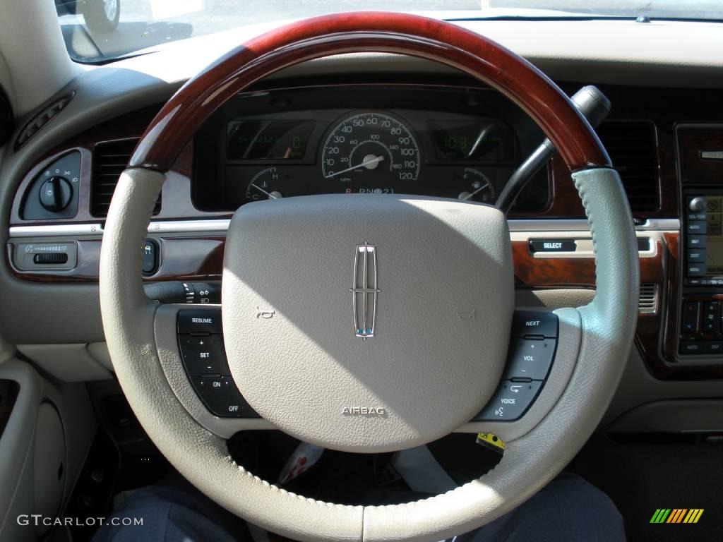 2005 Town Car Signature - Ceramic White Tri-Coat / Medium Light Stone/Dark Stone photo #21