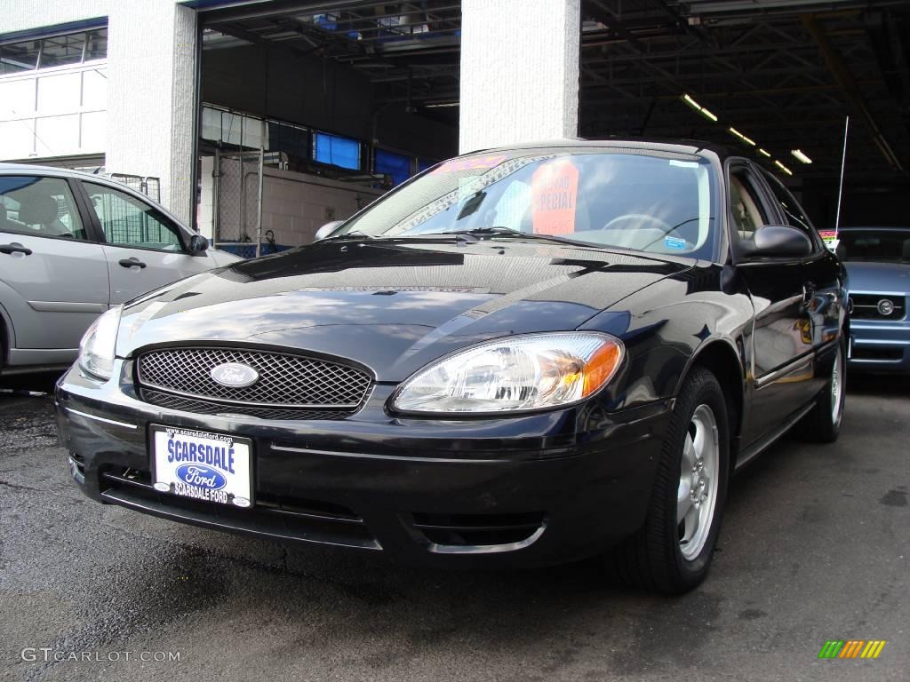2004 Taurus SE Sedan - Black / Medium Parchment photo #1