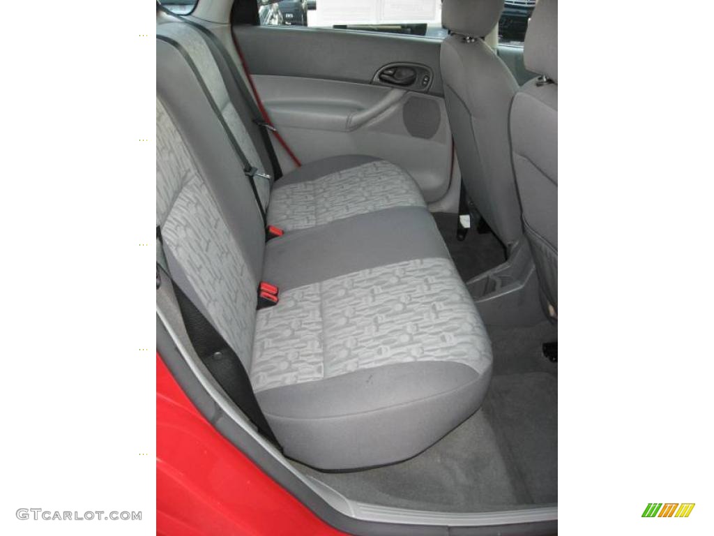 2005 Focus ZX4 SE Sedan - Infra-Red / Dark Flint/Light Flint photo #26