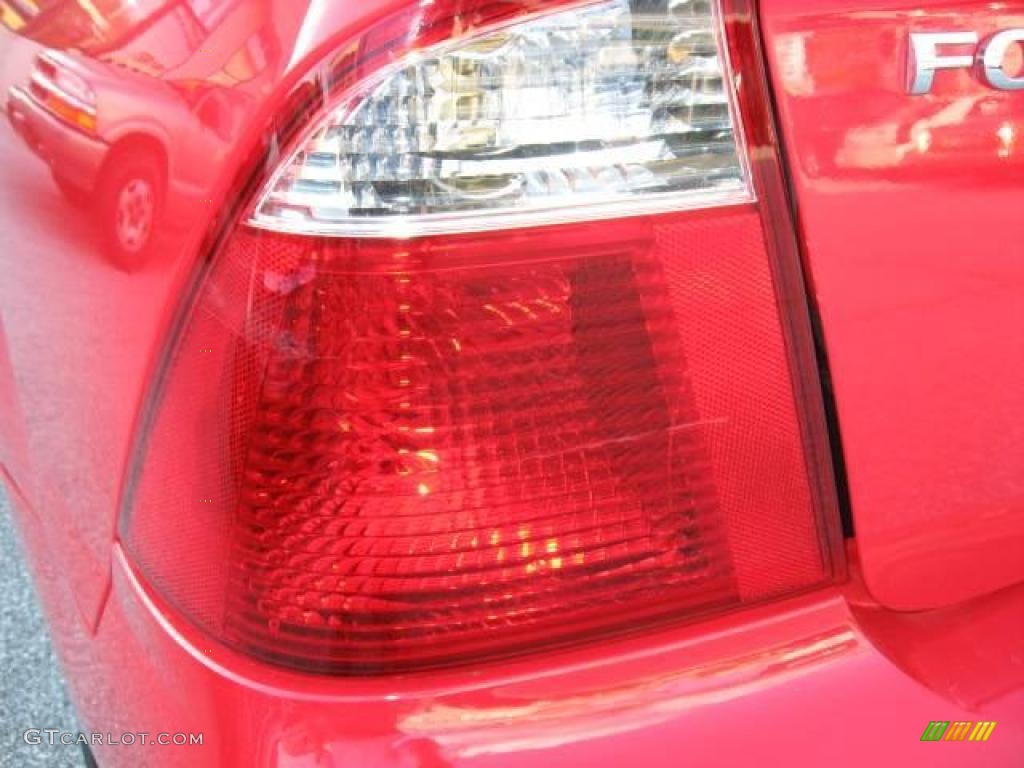 2005 Focus ZX4 SE Sedan - Infra-Red / Dark Flint/Light Flint photo #33