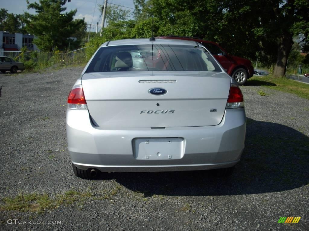 2008 Focus SE Sedan - Silver Frost Metallic / Medium Stone photo #4