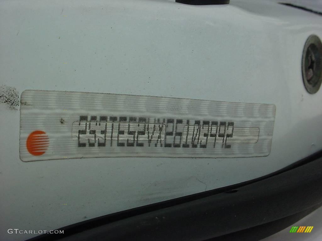 2002 Vitara JLS 4 Door Hard Top - Bright White / Gray photo #16