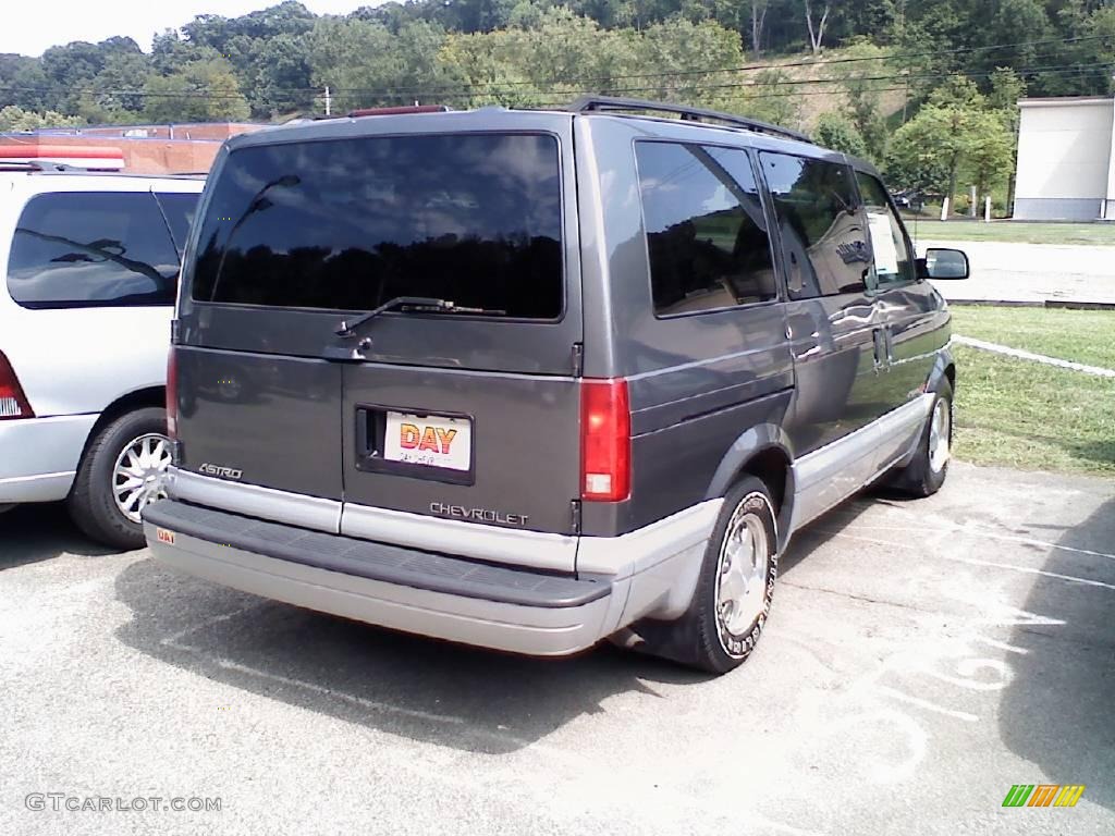 2000 Astro AWD Passenger Van - Medium Charcoal Gray Metallic / Medium Gray photo #2