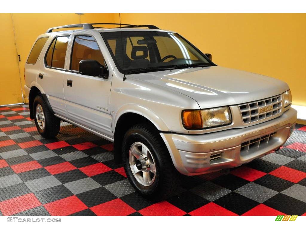 Bright Silver Metallic Isuzu Rodeo