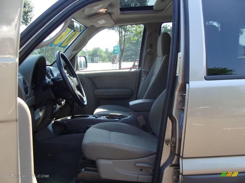 2006 Liberty Sport 4x4 - Light Khaki Metallic / Khaki photo #10