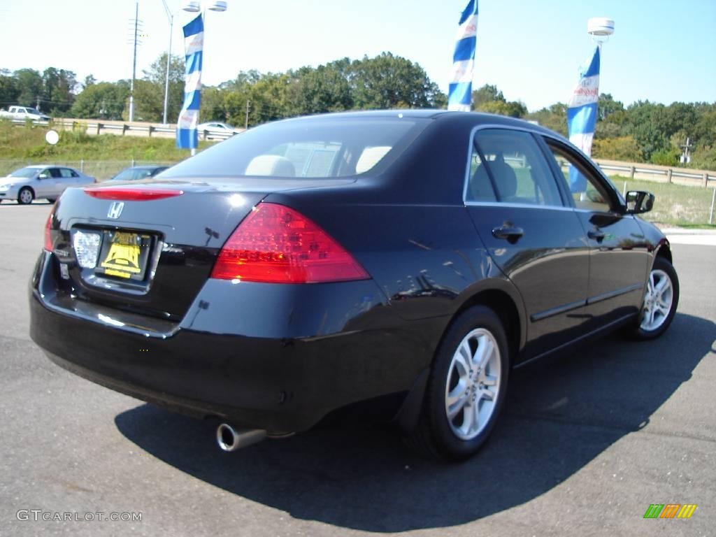 2006 Accord SE Sedan - Nighthawk Black Pearl / Ivory photo #5