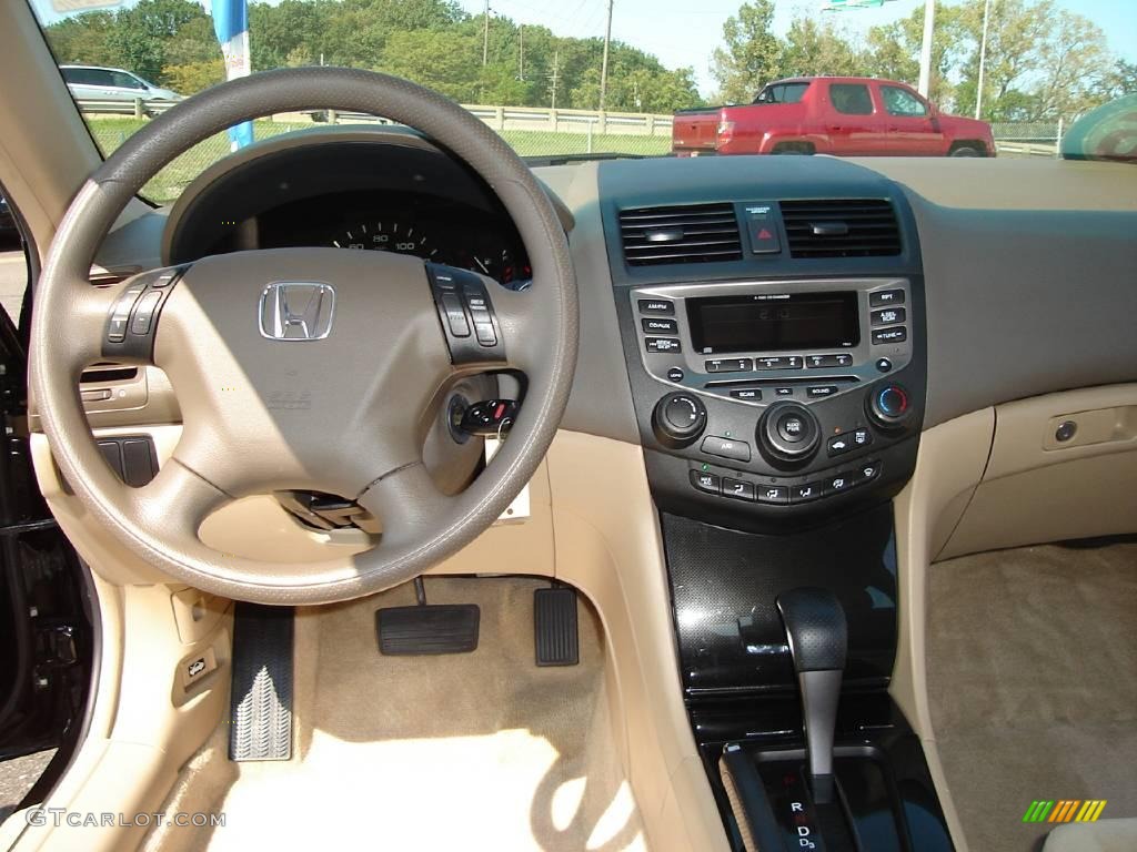 2006 Accord SE Sedan - Nighthawk Black Pearl / Ivory photo #15