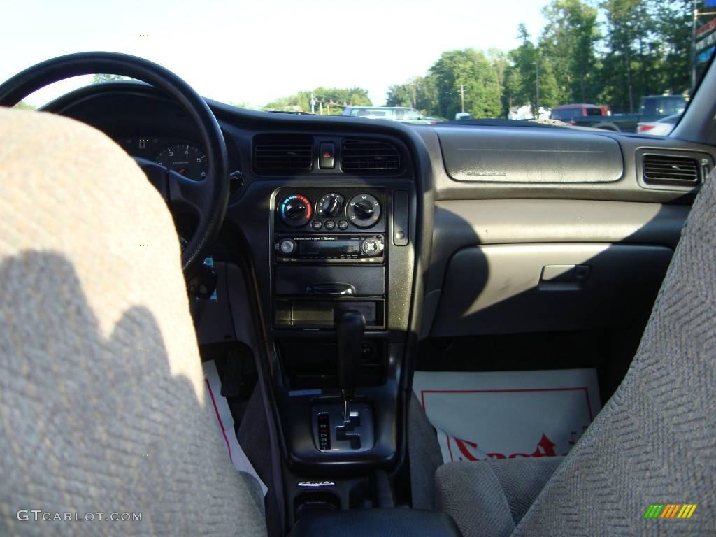 2001 Legacy L Sedan - Wintergreen Metallic / Gray photo #10