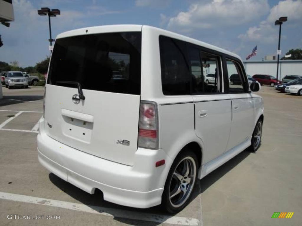 2005 xB  - Polar White / Dark Charcoal photo #3