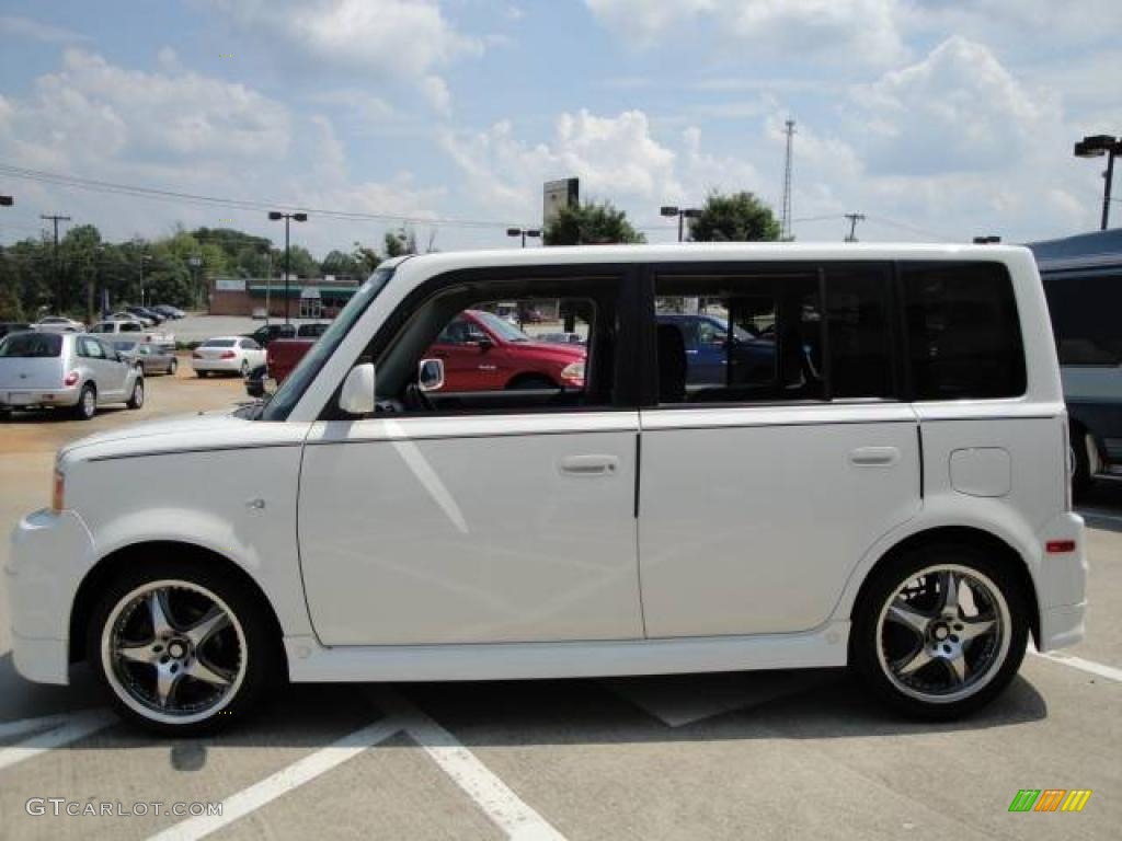 2005 xB  - Polar White / Dark Charcoal photo #6