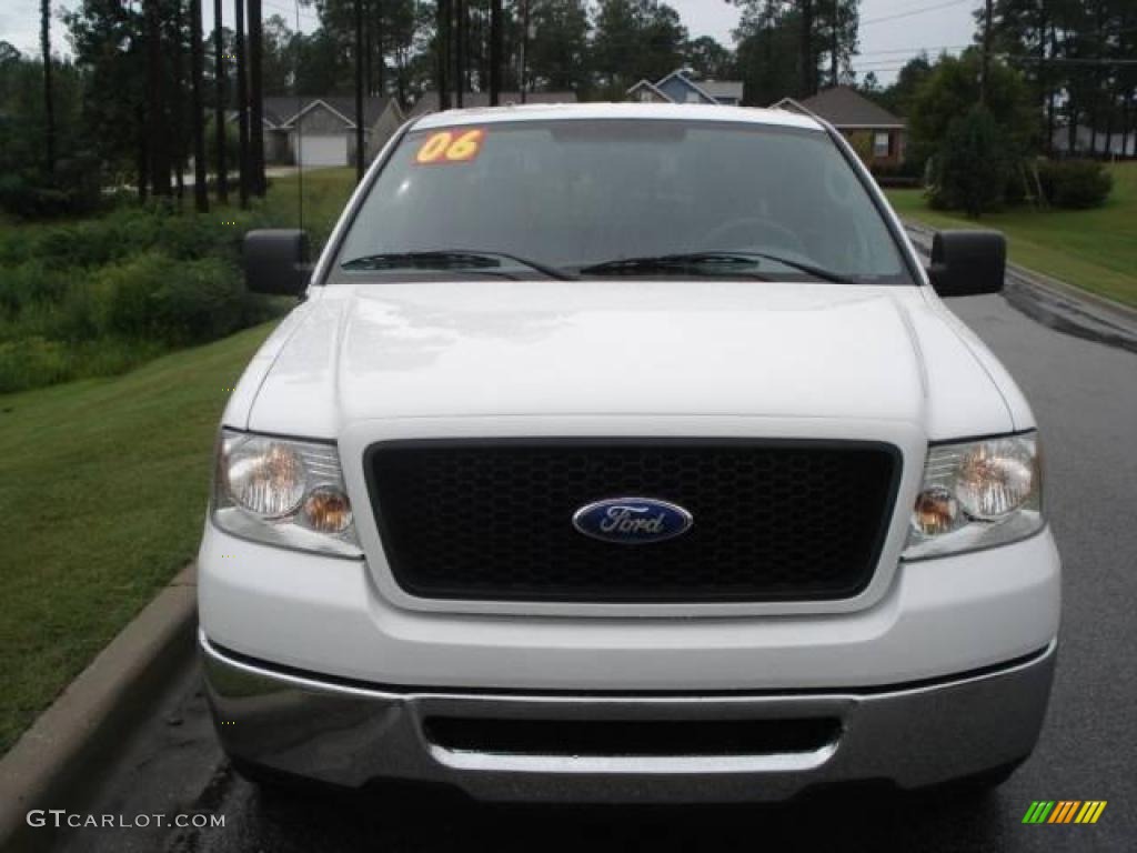 2006 F150 XLT SuperCrew - Oxford White / Medium/Dark Flint photo #2