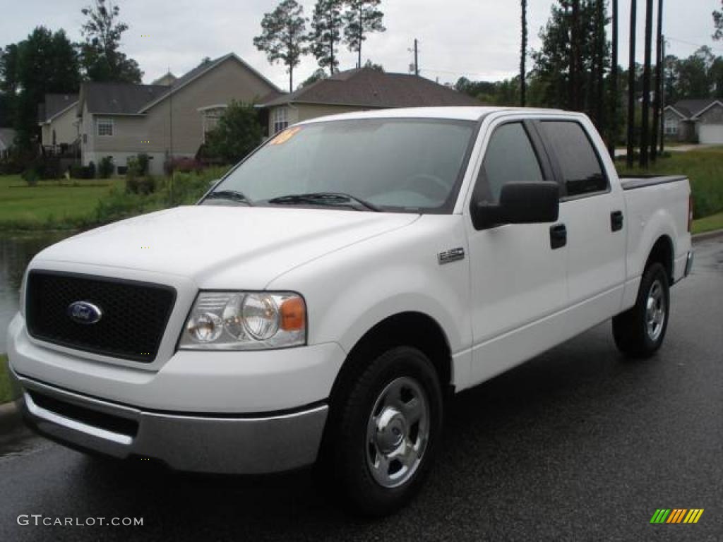 2006 F150 XLT SuperCrew - Oxford White / Medium/Dark Flint photo #3